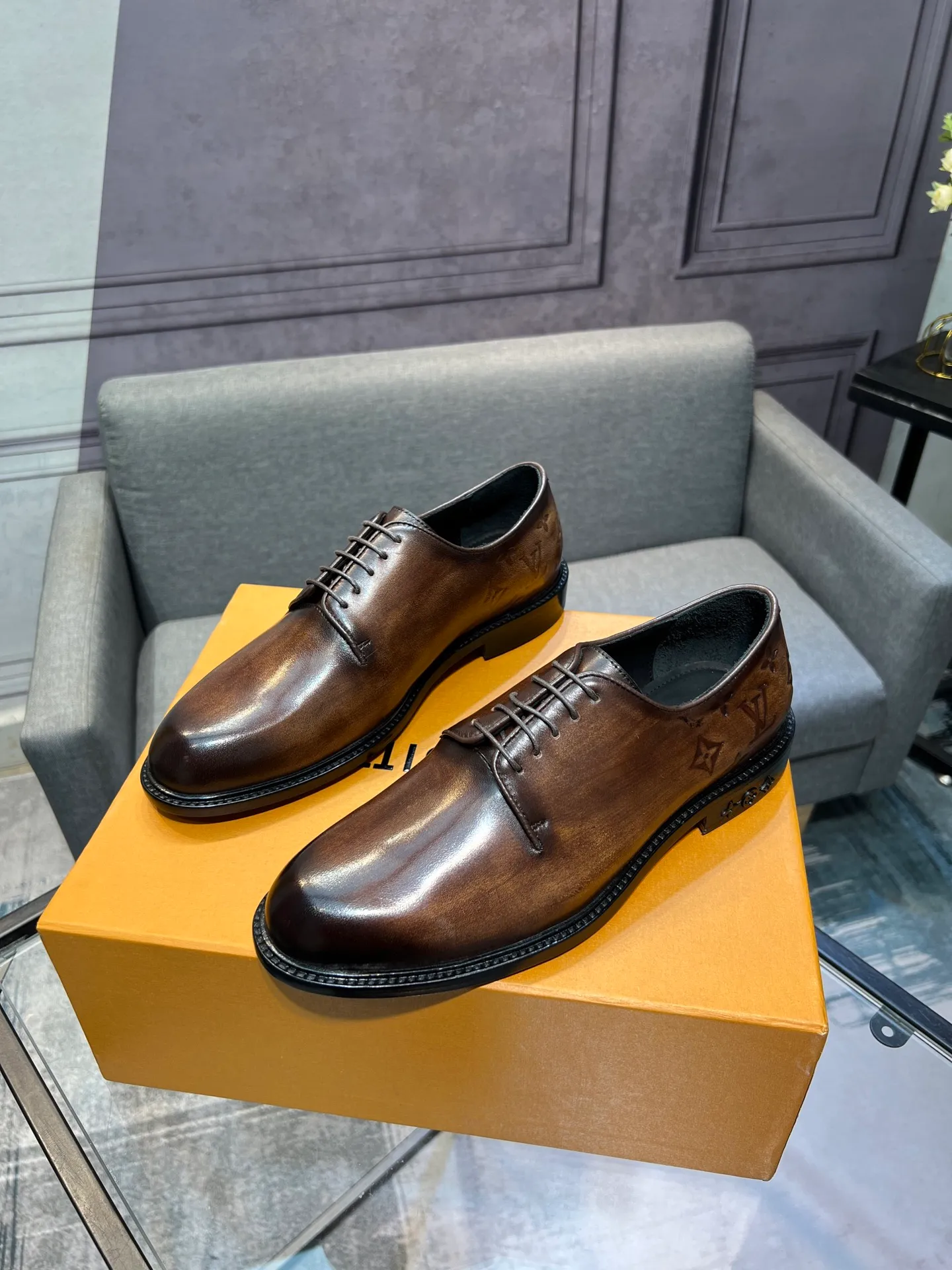 Men's shoes 💰1020 LV top luxury brand, high-quality men's business formal leather shoes, imported genuine leather soles! Customized imported leather, the first layer of open-edge beaded lacquered cowhide, the texture is incomparable, the imported cowhide lining, high-end high-end shoes, don't miss it! size:39-44 (Male 38 45 46 customized)